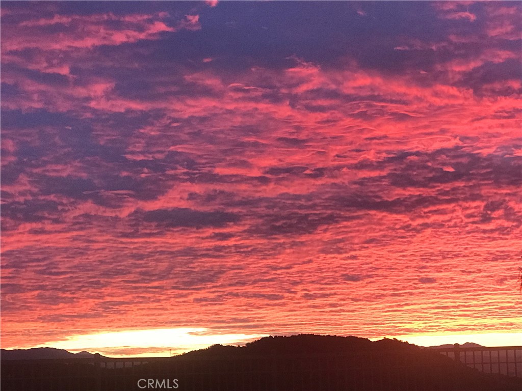https://media.crmls.org/medias/f0859e8a-2c6b-4683-98f9-b51079667931.jpg?preset=X-Large