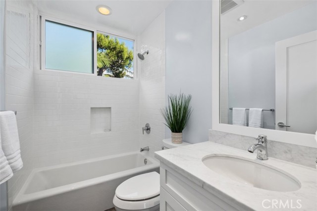 21703 Ocean Vista Dr 201A, Laguna Beach CA: https://media.crmls.org/medias/f0865e65-d592-4043-bc38-22d2c819eaca.jpg