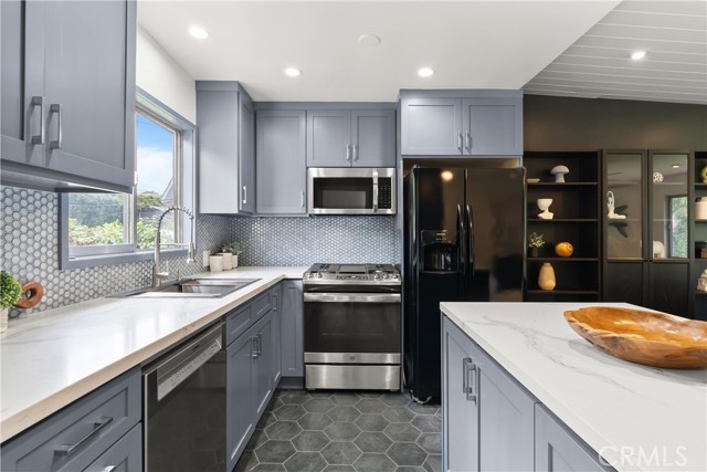 Detail Gallery Image 21 of 34 For 645 Griffith Way, Laguna Beach,  CA 92651 - 3 Beds | 3 Baths