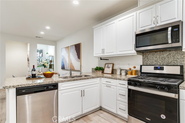 2888 E Berry Loop Privado, Ontario CA: https://media.crmls.org/medias/f08d53c4-a662-4fca-bc0c-1f99b63aa8ee.jpg