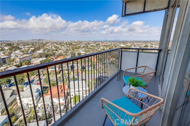 2999 E Ocean Boulevard, Long Beach CA: https://media.crmls.org/medias/f08de720-20f7-434a-9b90-5df888f7273a.jpg