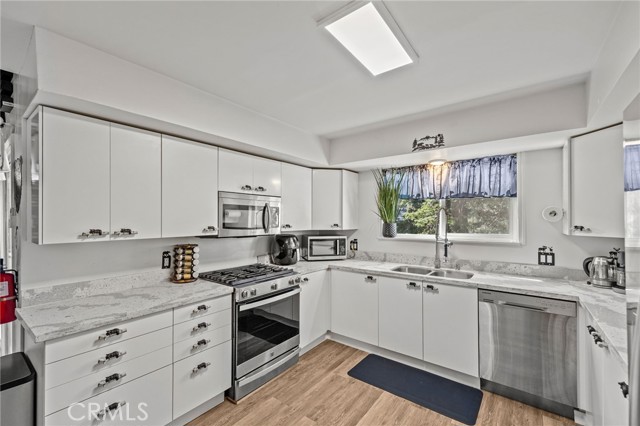 Detail Gallery Image 9 of 32 For 28224 Larchmont Ln, Lake Arrowhead,  CA 92352 - 3 Beds | 2 Baths