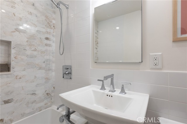 2054 Pattiz Avenue, Long Beach CA: https://media.crmls.org/medias/f090084b-08f7-408a-aba5-ea9e39b5c176.jpg