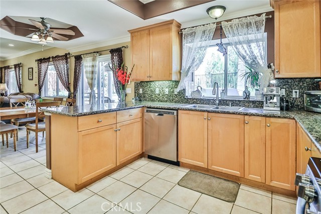 Detail Gallery Image 22 of 61 For 13910 Mountain View Pl, Sylmar,  CA 91342 - 5 Beds | 3 Baths