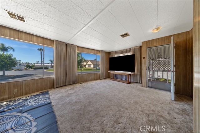 575 S Lyon, Hemet CA: https://media.crmls.org/medias/f092c665-67e1-49dc-99d0-388c380d4308.jpg