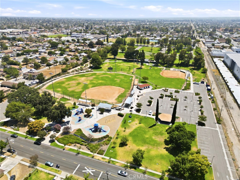 https://media.crmls.org/medias/f092d9f5-f039-4912-a465-9d3203ffd353.jpg?preset=X-Large