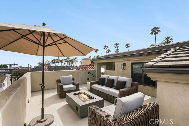 412 1/2 Goldenrod Avenue, Corona del Mar CA: https://media.crmls.org/medias/f09410c9-bb30-4cdd-80f3-a4c3d3facfc6.jpg