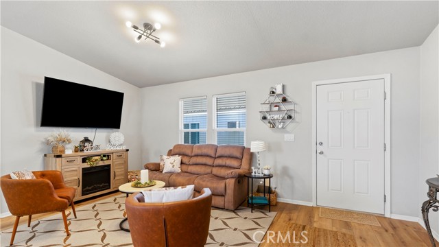 300 Ellis Street, Lake Elsinore CA: https://media.crmls.org/medias/f0943047-09d3-4b58-9e3c-bbeb13c29fc2.jpg