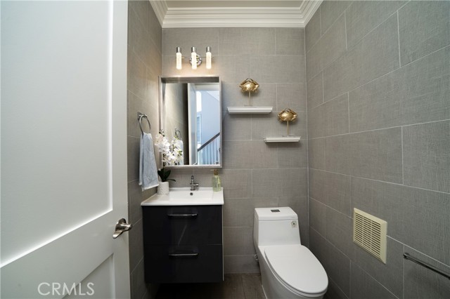 5712 Ocean Vista Drive, Huntington Beach CA: https://media.crmls.org/medias/f09529d0-e644-4b36-b352-312378248f1a.jpg