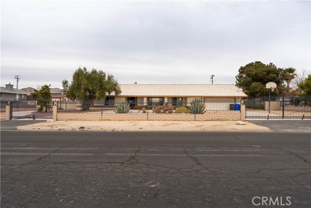 Detail Gallery Image 1 of 3 For 18564 Siskiyou Rd, Apple Valley,  CA 92307 - 4 Beds | 2/1 Baths