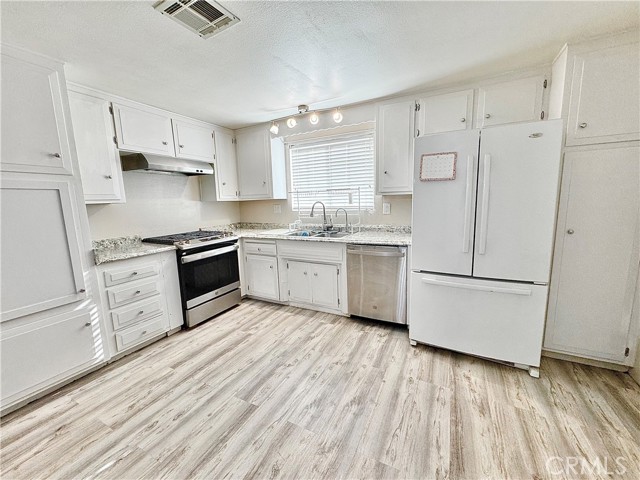 3425 Clifton Avenue, Highland CA: https://media.crmls.org/medias/f097db8c-ee3e-4790-82cb-4c42853f2eac.jpg