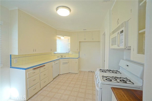 Detail Gallery Image 5 of 21 For 4285 Oakwood Pl, Riverside,  CA 92506 - 3 Beds | 1/1 Baths