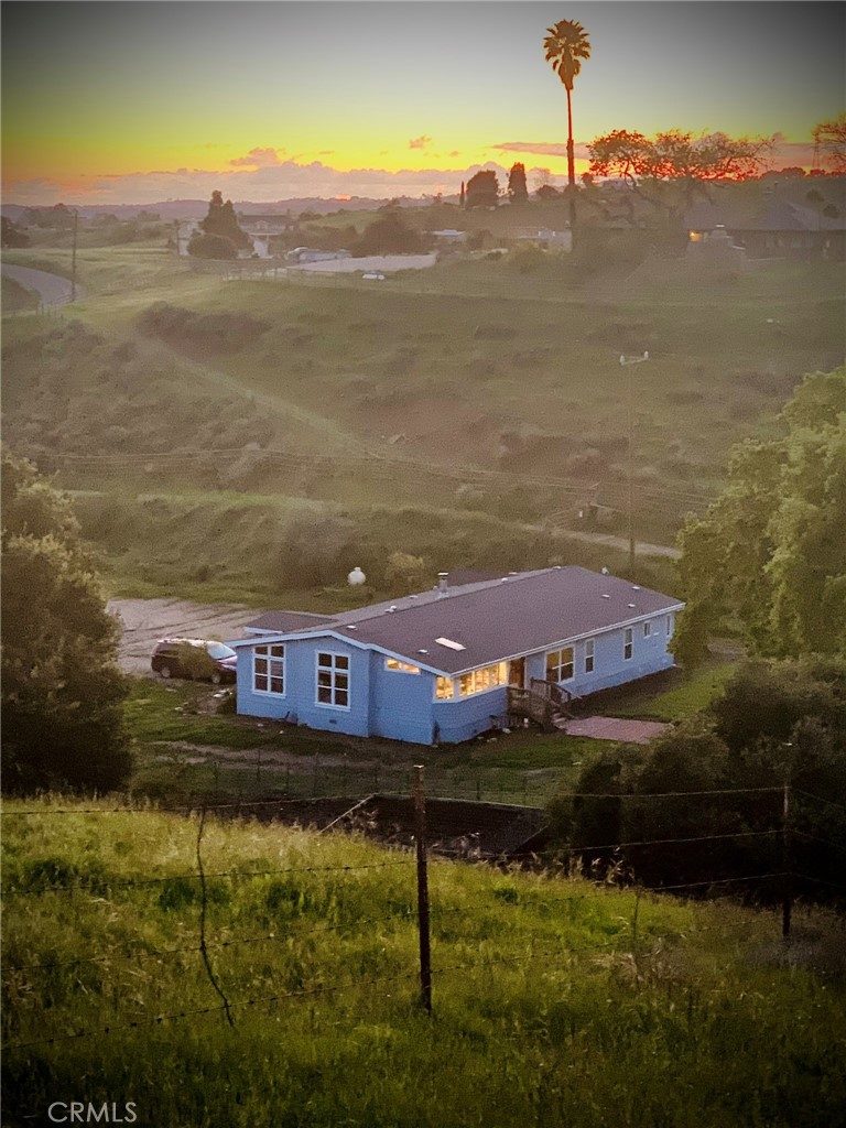 https://media.crmls.org/medias/f09a6f18-8e4b-4fce-95ad-d58146fc9606.jpg?preset=X-Large