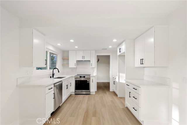 13711 Farmington Road, Tustin CA: https://media.crmls.org/medias/f09be43f-6be9-4e3b-ba1c-e82fec0447dc.jpg