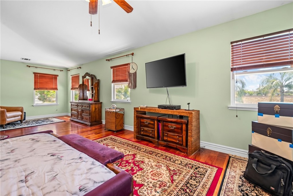 https://media.crmls.org/medias/f09fa166-4f25-4349-9977-ffb5041ec34f.jpg?preset=X-Large