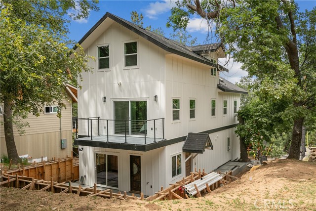 1670 Grass Valley Road, Lake Arrowhead CA: https://media.crmls.org/medias/f09fd9b1-f7cd-4a3d-8e10-454eb5c5e37b.jpg