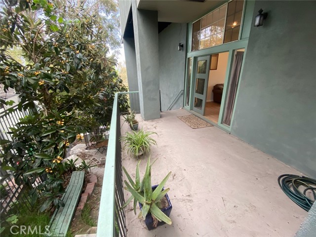 4940 La Calandria Way, Los Angeles CA: https://media.crmls.org/medias/f0a02d2c-1e73-4e57-b1e0-1d2d9d7afac5.jpg