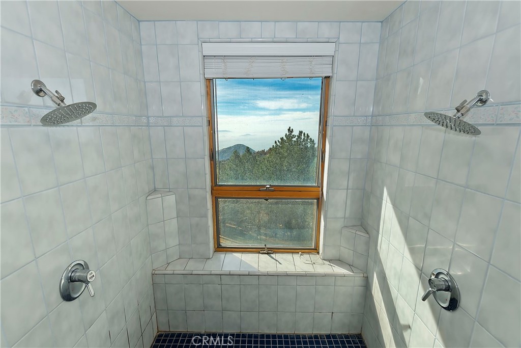 https://media.crmls.org/medias/f0a1d4e8-7635-474f-a8f0-bf886569c450.jpg?preset=X-Large