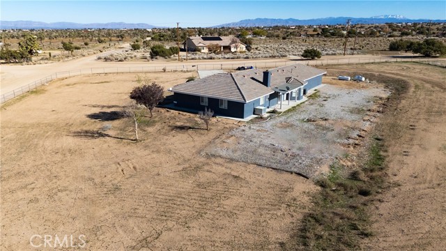 6895 Coyote Rd, Phelan CA: https://media.crmls.org/medias/f0a27356-919e-43d5-bdf2-bc49ef445cf0.jpg