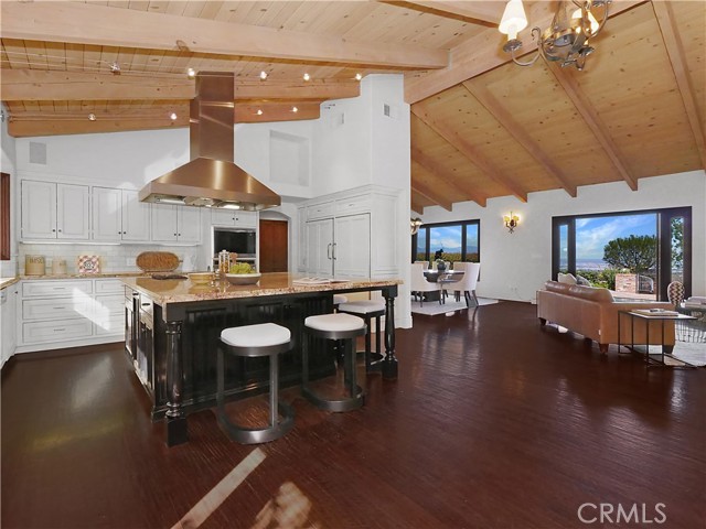 Gourmet Kitchen with walk-in pantry