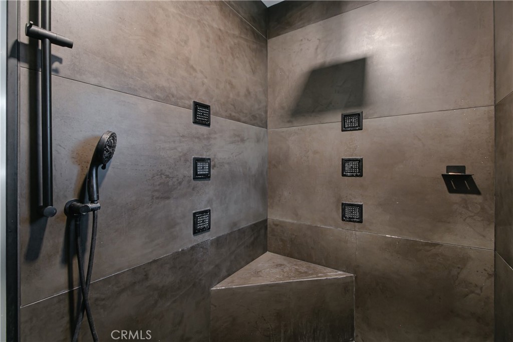 https://media.crmls.org/medias/f0a3b912-6cdc-4b51-9276-3da20446e654.jpg?preset=X-Large