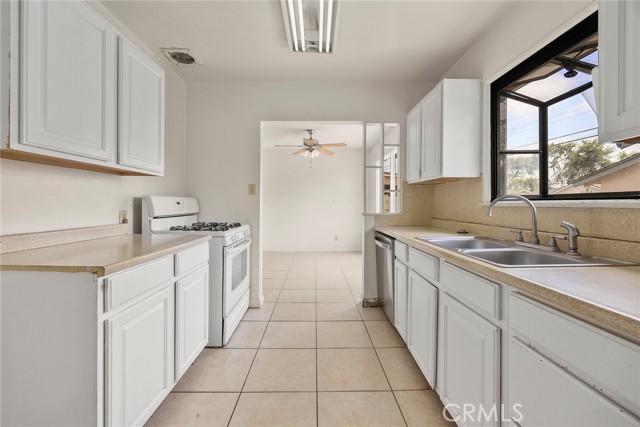 1208 E Commonwealth Avenue, Fullerton CA: https://media.crmls.org/medias/f0a3bd74-e532-4aaa-aafb-07ec04a6e27c.jpg