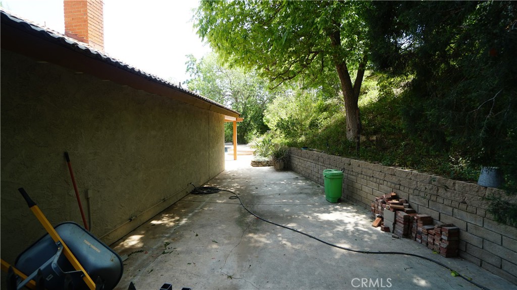 https://media.crmls.org/medias/f0a4a885-4ec4-48b9-92b0-7ff7c055b79f.jpg?preset=X-Large