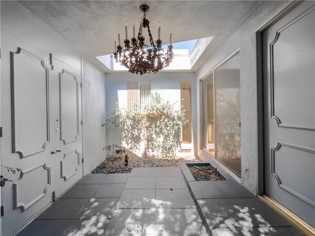 20193 Adele Drive, Woodland Hills CA: https://media.crmls.org/medias/f0a661ad-ec5f-41fc-9c6f-d4bb3200aed6.jpg
