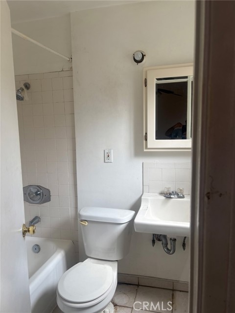 2051 E Harding Street, Long Beach CA: https://media.crmls.org/medias/f0a7f81c-659f-4c25-936d-3dba2f4e492c.jpg