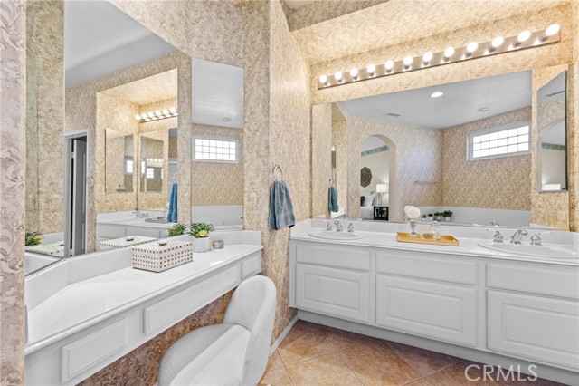 24217 Corte Cordoba, Murrieta CA: https://media.crmls.org/medias/f0a87c69-21fb-4314-be53-9df5e251b4ae.jpg