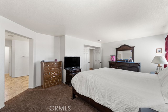 16029 White Mountain Place, Victorville CA: https://media.crmls.org/medias/f0ab8930-736f-4d6c-b3d9-1367766fddb2.jpg