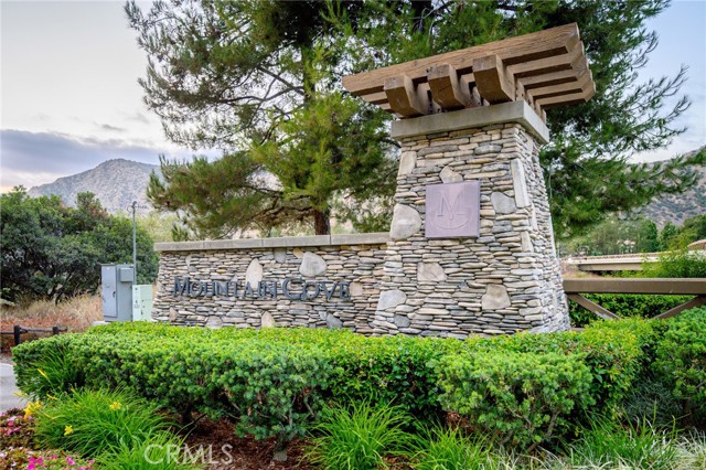 27 Silver Forest Court, Azusa CA: https://media.crmls.org/medias/f0b0e2c2-e35e-41ca-8220-c4273c401feb.jpg