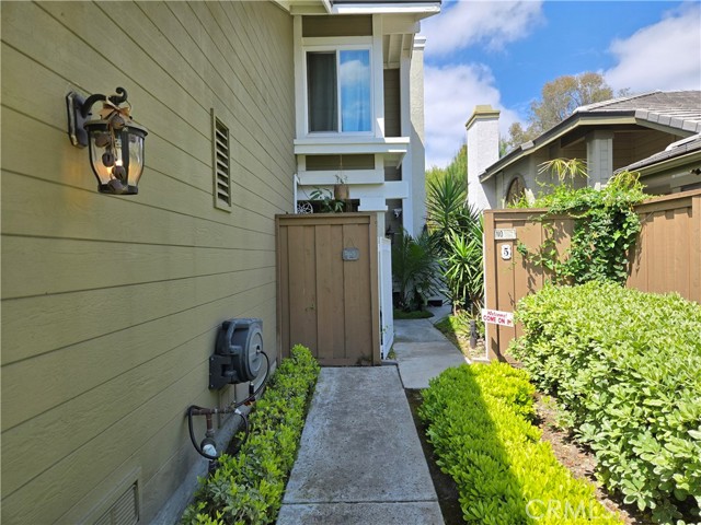 5 Carriage Hill Lane, Laguna Hills CA: https://media.crmls.org/medias/f0b2322f-b4c0-4844-af05-e3219474ac6f.jpg