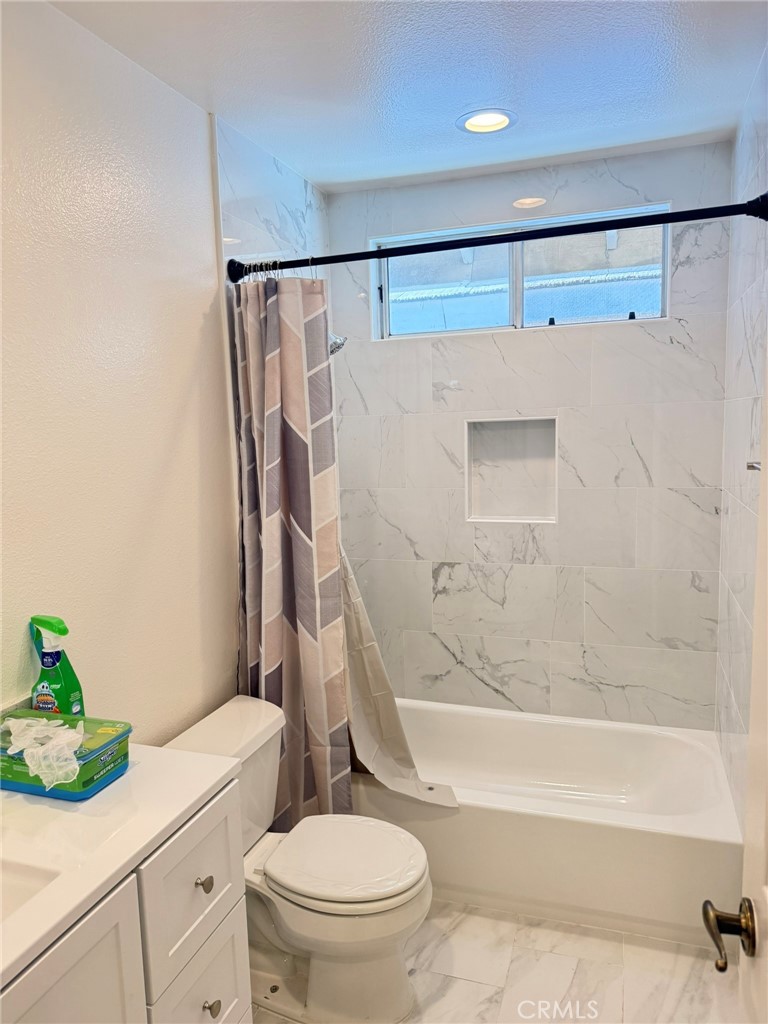 https://media.crmls.org/medias/f0b3d5a7-9dbf-40bf-a26f-079151fead78.jpg?preset=X-Large