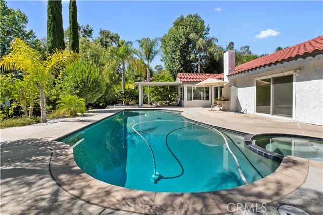 6065 Saint Augustine Drive, Riverside CA: https://media.crmls.org/medias/f0b51d31-5cc7-474e-8503-725163b22ff6.jpg