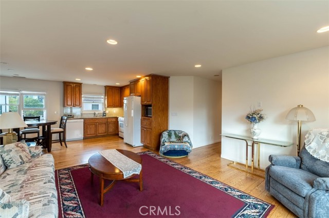931 5th Street, Hermosa Beach, California 90254, 6 Bedrooms Bedrooms, ,2 BathroomsBathrooms,Residential,Sold,5th,SB22187324