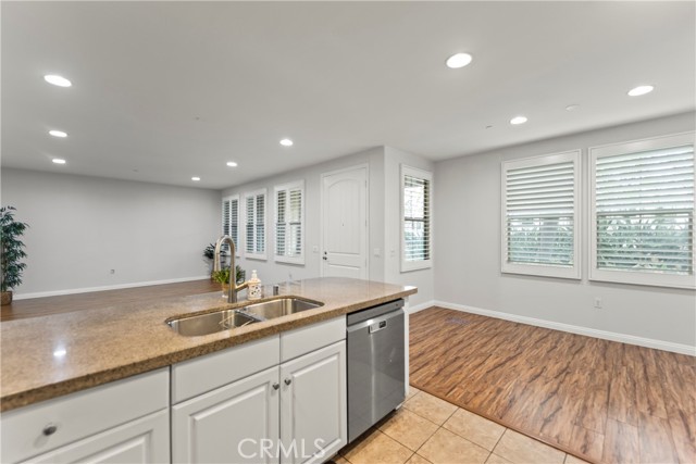 76 City Stroll, Irvine CA: https://media.crmls.org/medias/f0b71fc8-e58f-4981-98a5-195d2a03badb.jpg