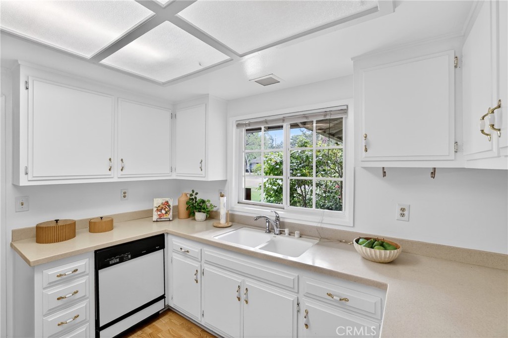 https://media.crmls.org/medias/f0b76d10-9329-48fd-bce8-3b2abe1bf7f8.jpg?preset=X-Large