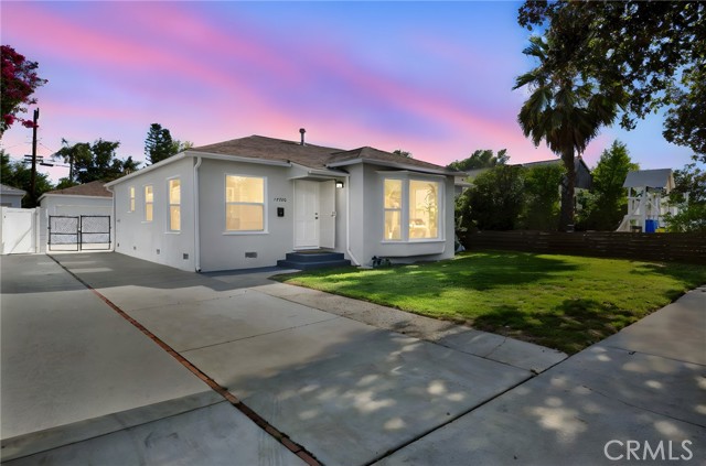 17350 Hamlin Street, Lake Balboa CA: https://media.crmls.org/medias/f0b8afce-36ad-4689-b942-255d3ccb5738.jpg