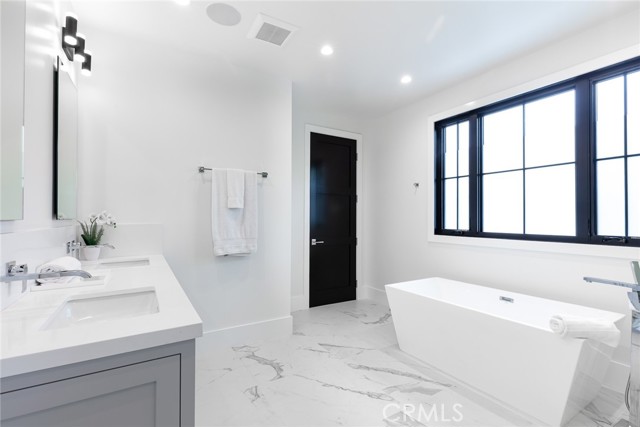 Detail Gallery Image 29 of 33 For 6149 Lindenhurst Ave, Los Angeles,  CA 90048 - 6 Beds | 5/2 Baths