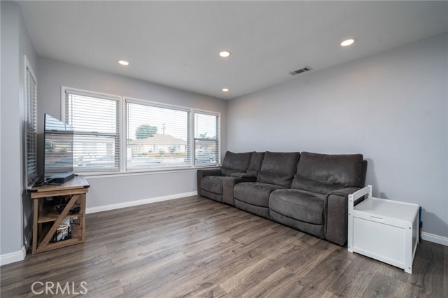 15129 Fonthill Avenue, Lawndale CA: https://media.crmls.org/medias/f0b9c8c8-f603-4c41-a6b5-3b50f1ea27a2.jpg
