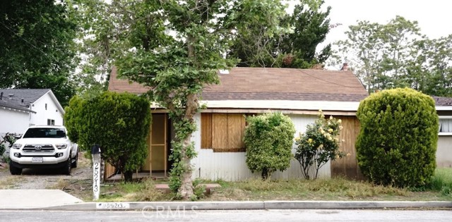 Santa Clarita Investor Special** Great Location and Freeway close. The home is 3 bedrooms and 1 bath spread over 1,460 square feet. There's a detached 2-car garage, all on a lot a just over 7,650 square feet. Principal Is RE Licensed