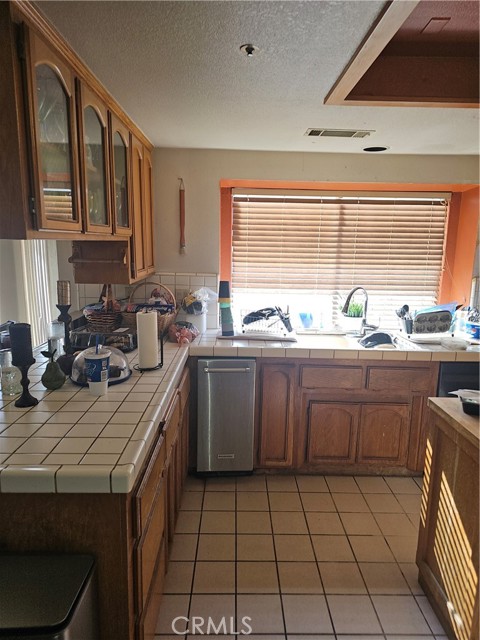 Detail Gallery Image 4 of 10 For 18141 Country Glen Ln, Victorville,  CA 92395 - 4 Beds | 2/1 Baths