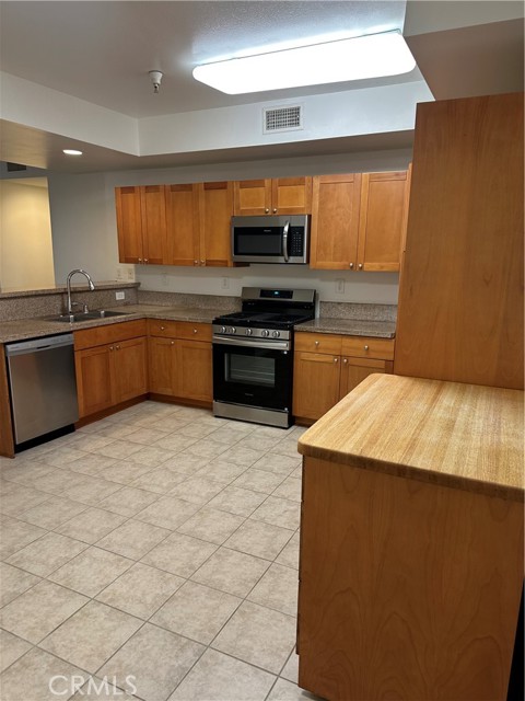 Detail Gallery Image 13 of 33 For 7551 Jordan #109,  Canoga Park,  CA 91303 - 3 Beds | 2 Baths