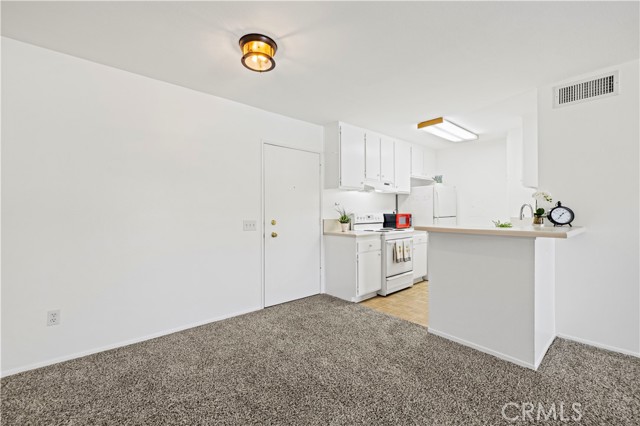 Detail Gallery Image 10 of 36 For 23515 Lyons Ave #219,  Valencia,  CA 91355 - 1 Beds | 1 Baths