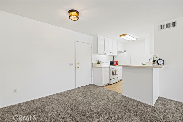 Detail Gallery Image 10 of 36 For 23515 Lyons Ave #219,  Valencia,  CA 91355 - 1 Beds | 1 Baths