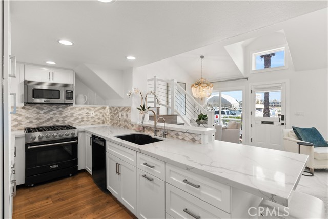 Detail Gallery Image 17 of 50 For 12 Anchorage Way, Newport Beach,  CA 92663 - 2 Beds | 2/1 Baths
