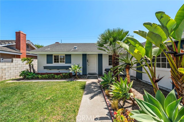 Detail Gallery Image 3 of 32 For 5852 Raphael Dr, Huntington Beach,  CA 92649 - 4 Beds | 2 Baths