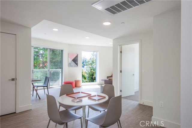 Detail Gallery Image 7 of 25 For 12117 Valleyheart Dr #301,  Studio City,  CA 91604 - 1 Beds | 1 Baths