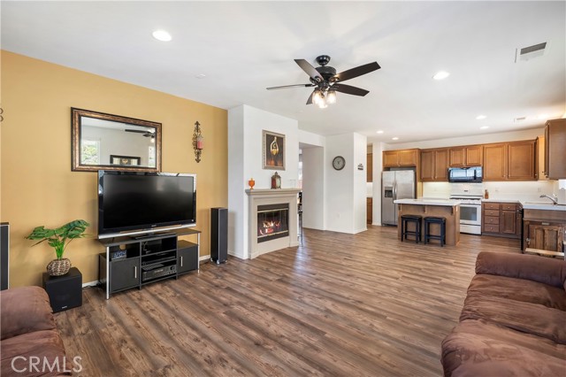 197 Inkster Way, Hemet CA: https://media.crmls.org/medias/f0c9f98e-cd12-4019-8290-1d21423ada1d.jpg